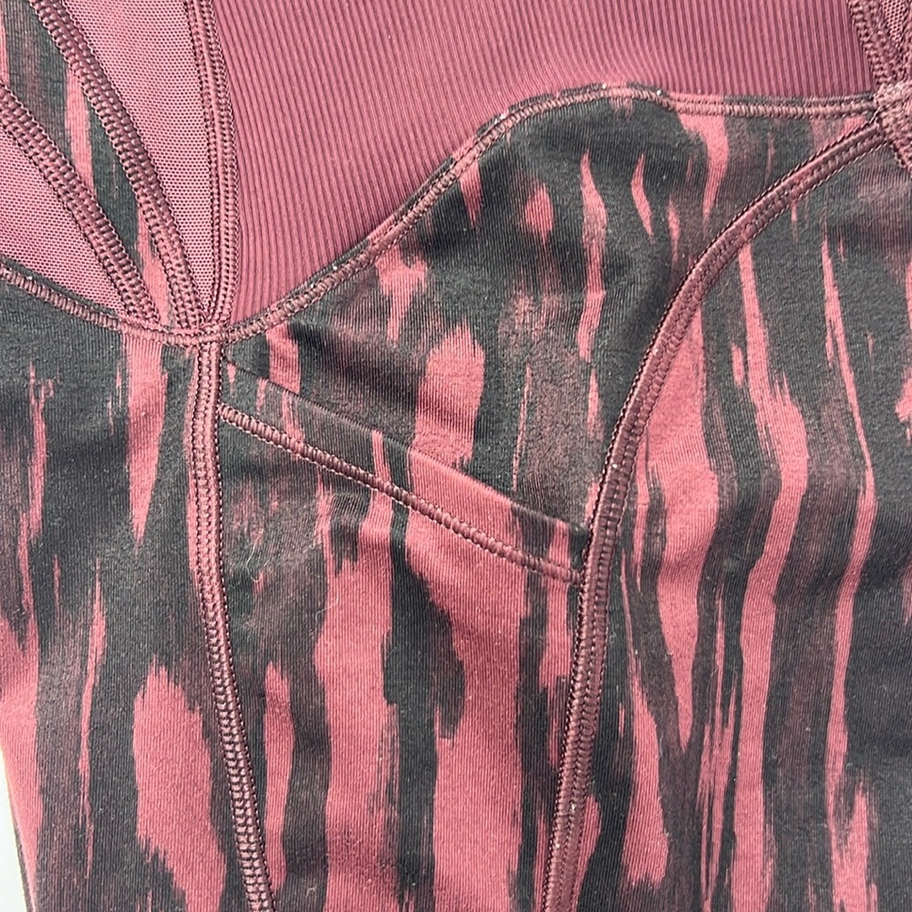 LULULEMON WOMEN’S EXQUISITE CROP PAINTED ANIMAL BORDEAUX  DRAMA BLACK  SZ 6 - Picture 10 of 13